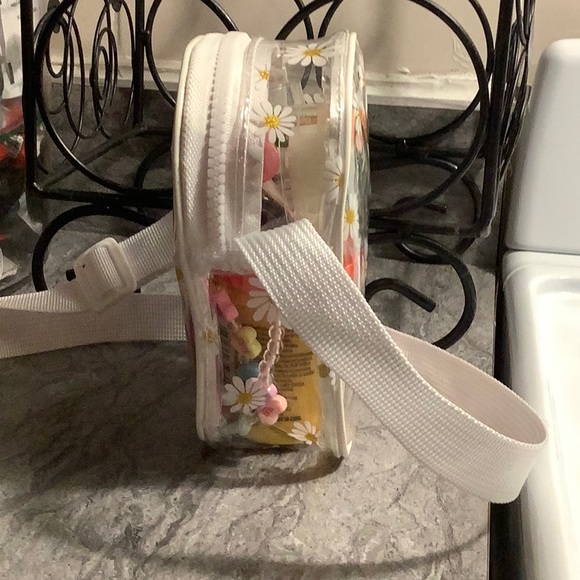 Small, cute bag with daisies on it fits 12 to 9 stuff Great for kids. - Picture 6 of 6